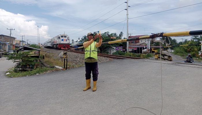 Sinyal Sering Hilang, Penjaga Palang Kereta Api Manual di Batu Bara Minta KAI Tingkatkan Keselamatan