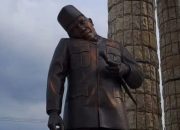 Lucky Hakim Pastikan Perbaikan Patung Soekarno di Alun-alun Indramayu yang Rusak Tertimpa Tenda