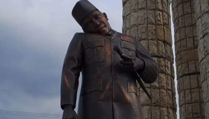 Lucky Hakim Pastikan Perbaikan Patung Soekarno di Alun-alun Indramayu yang Rusak Tertimpa Tenda