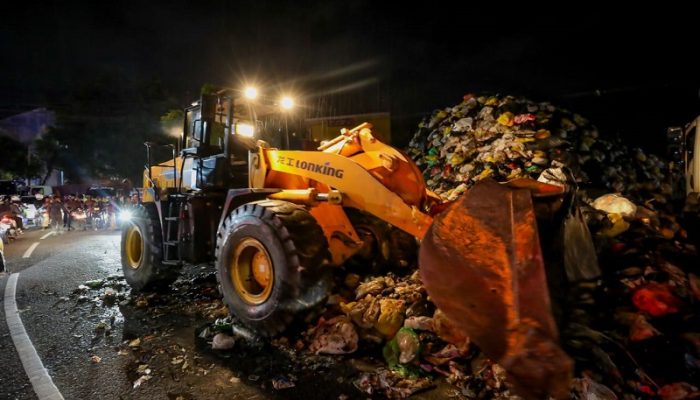 Sebanyak 100 Ton Sampah Terangkut dari TPS Gunung Batu Timur