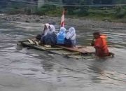 Jembatan Rusak, Siswa di Pelosok Garut Terpaksa Menyeberang Sungai Naik Rakit Bambu