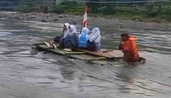 Jembatan Rusak, Siswa di Pelosok Garut Terpaksa Menyeberang Sungai Naik Rakit Bambu