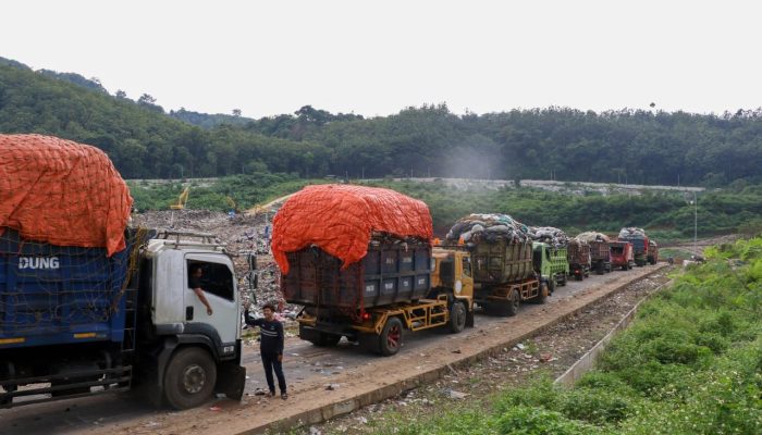 Kisah Harian Sopir Truk Sampah Bandung: 7 Tahun Setia, Kadang Tidur di Mobil Demi Kota Bersih