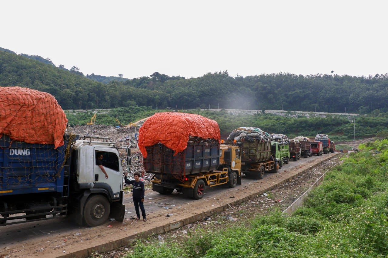 Kisah Harian Sopir Truk Sampah Bandung: 7 Tahun Setia, Kadang Tidur di Mobil Demi Kota Bersih