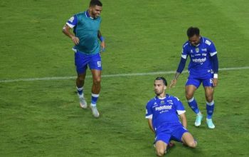 Selebrasi Andrew Jung setelah mencetak gol penalti untuk PERSIB.