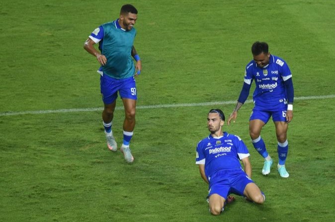 Selebrasi Andrew Jung setelah mencetak gol penalti untuk PERSIB.