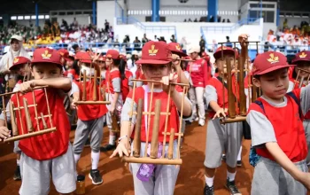 Ribuan peserta memainkan alat musik angklung bersama Wakil Gubernur Jawa Barat Erwan Setiawan di Stadion UPI, Bandung, Minggu (23/11/2025).