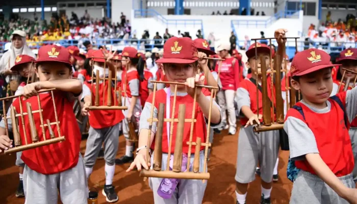 Angklung’s Day 2025: Ribuan Warga Mainkan Angklung di Stadion UPI Bandung