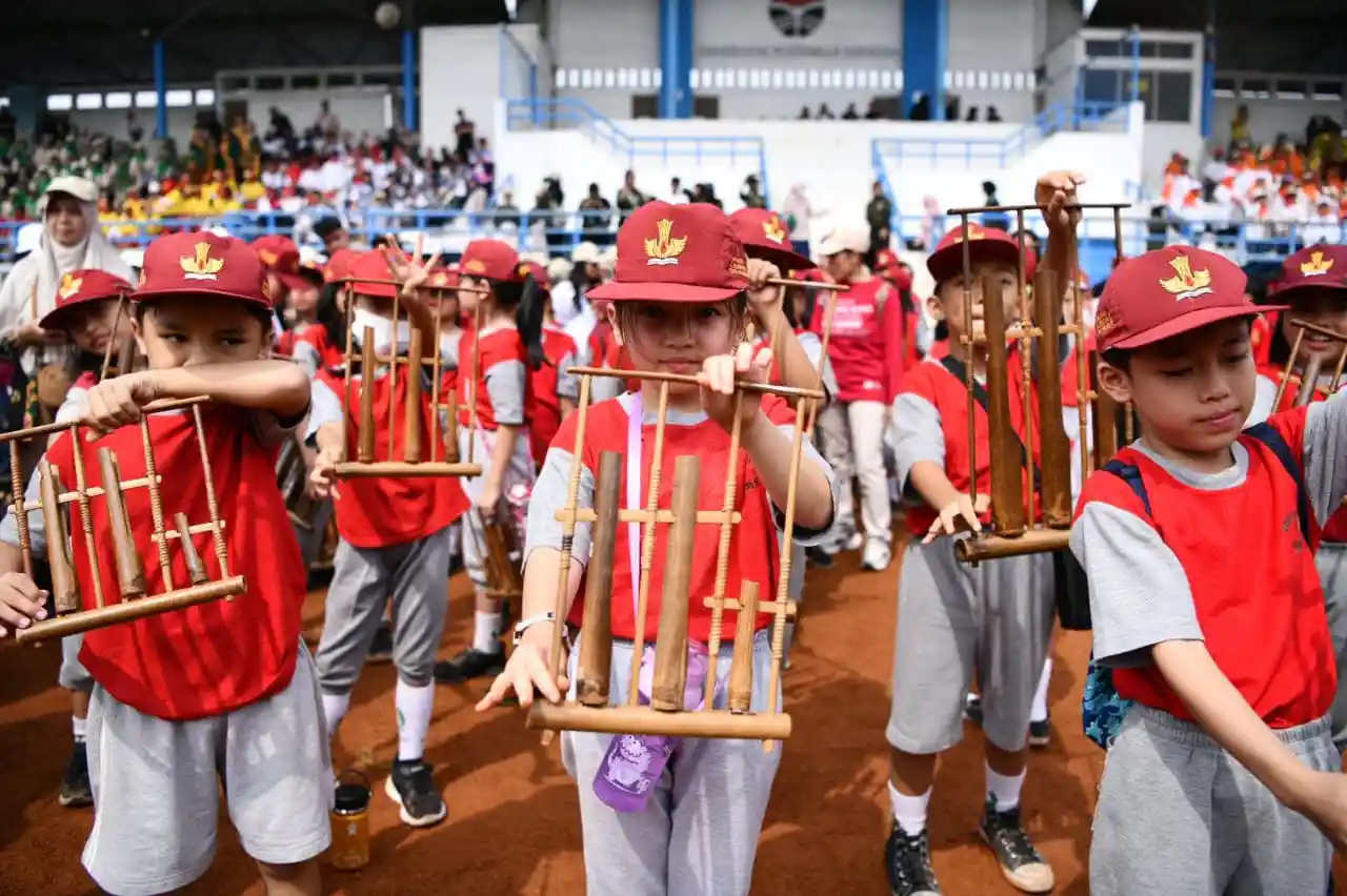Ribuan peserta memainkan alat musik angklung bersama Wakil Gubernur Jawa Barat Erwan Setiawan di Stadion UPI, Bandung, Minggu (23/11/2025).