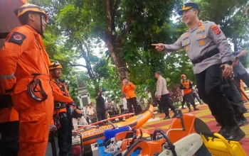 Petugas gabungan Purwakarta mengikuti apel siaga bencana menghadapi musim hujan.