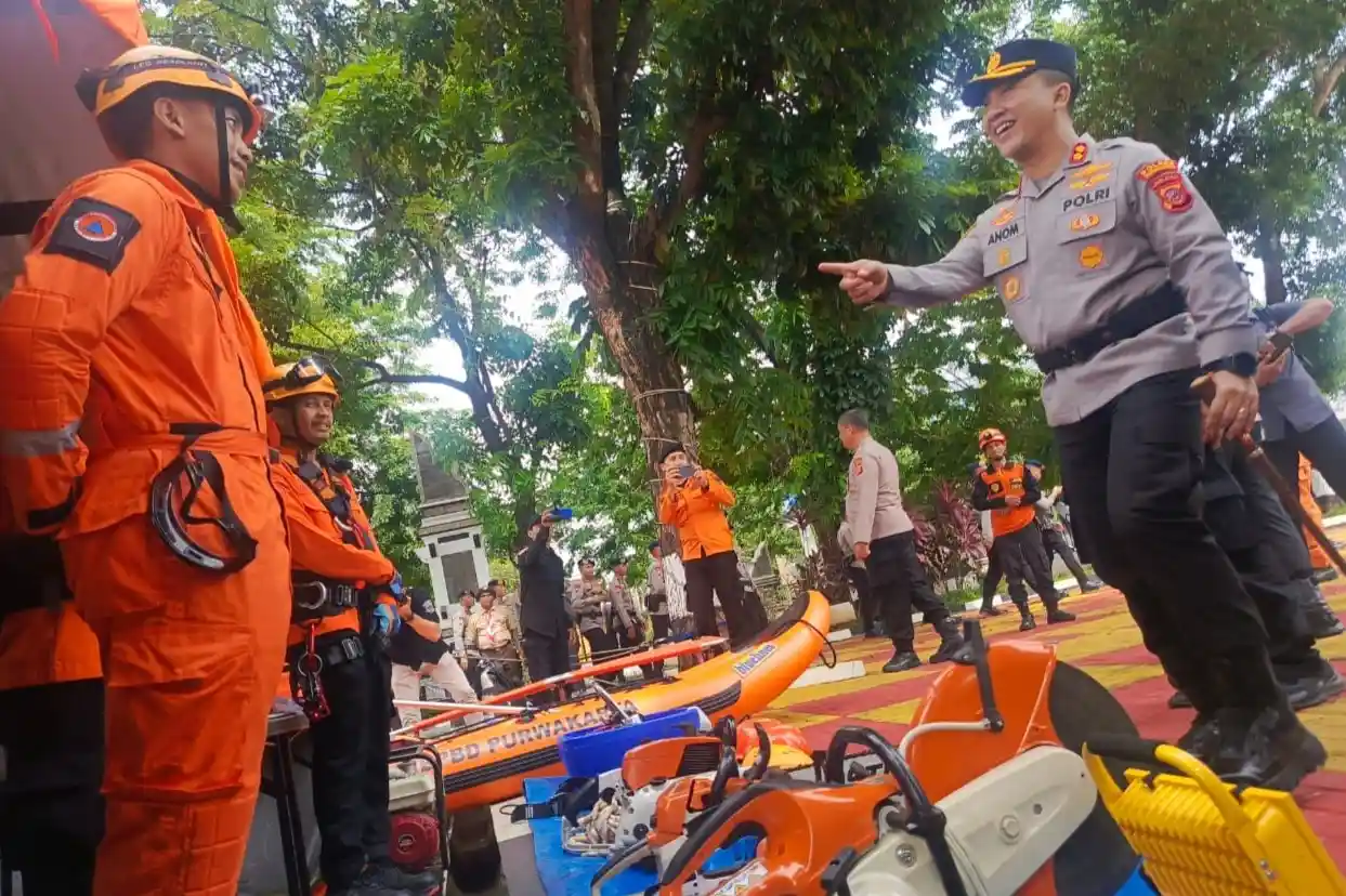 Petugas gabungan Purwakarta mengikuti apel siaga bencana menghadapi musim hujan.