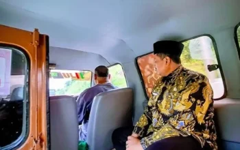 Bupati Donny naik angkutan umum dorong program Jumat Tanpa Kendaraan ASN Sumedang.