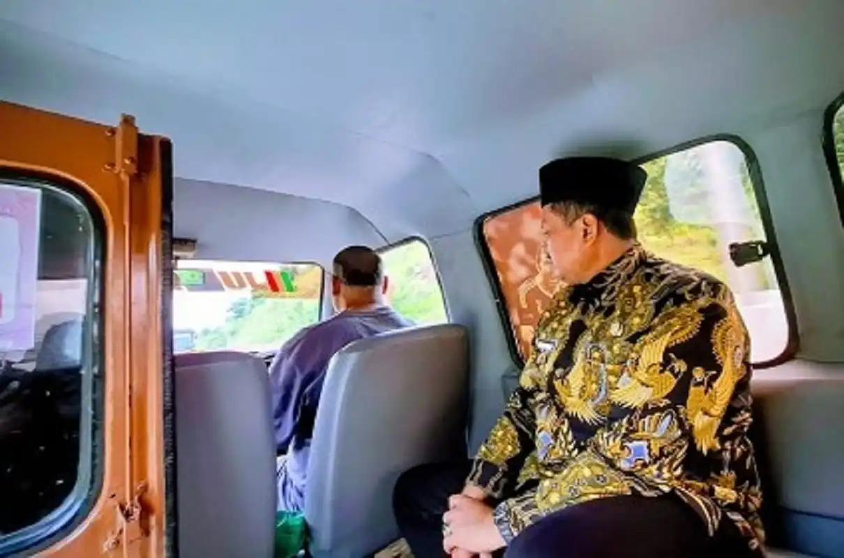 Bupati Donny naik angkutan umum dorong program Jumat Tanpa Kendaraan ASN Sumedang.