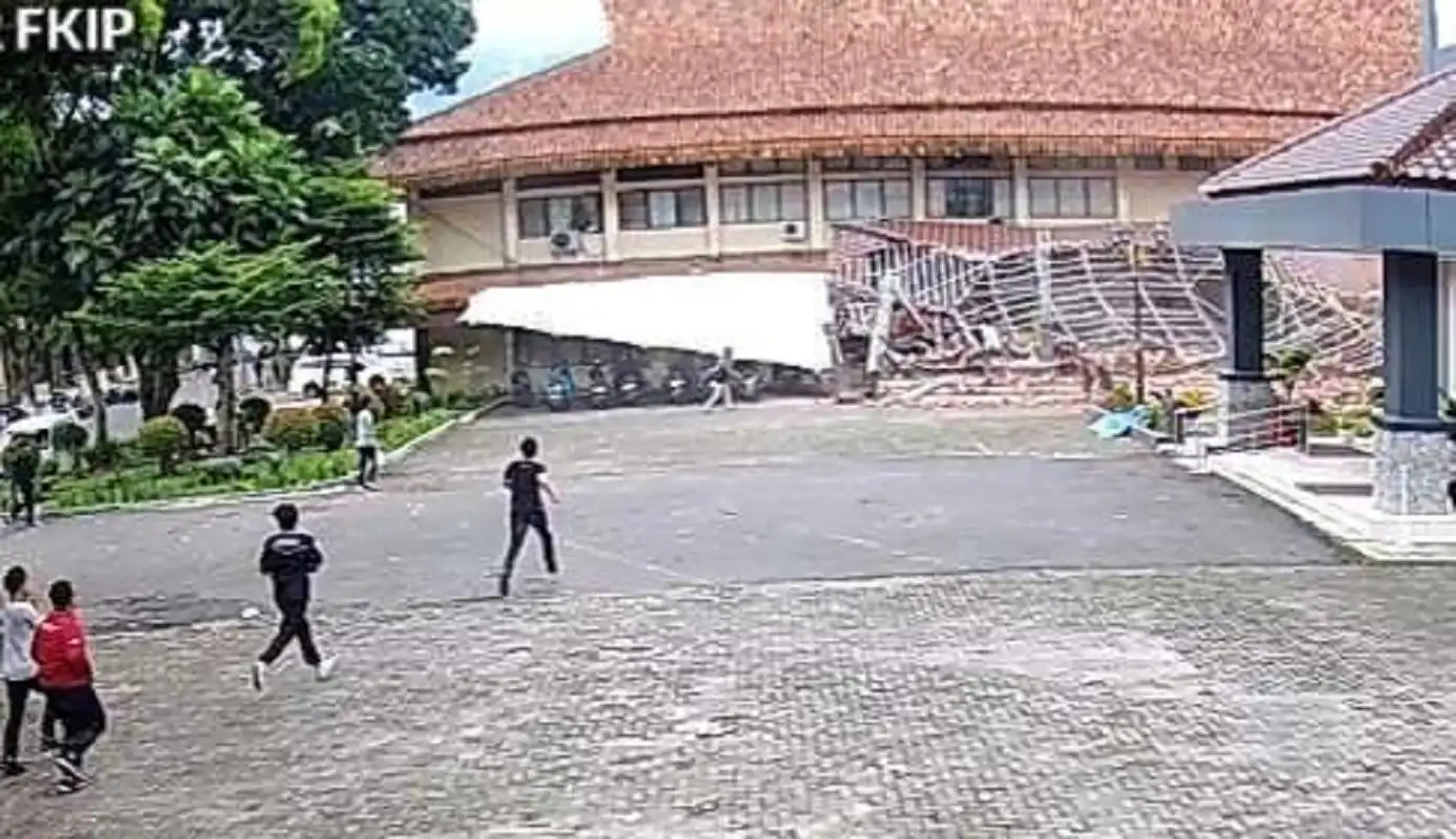 Kejadian atap gazebo unsil tasikmalaya ambruk