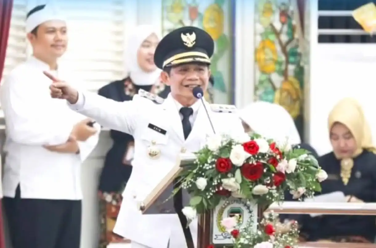 foto bupati purwakarta saepul bahri binzein atau Om Zein setelah pelantikan 2025