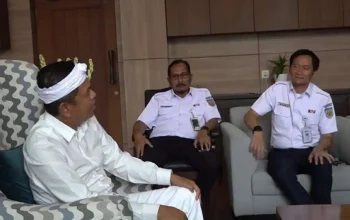 Dedi Mulyadi dan Bobby Rasyidin membahas rencana Kereta Petani dan Pedagang Jawa Barat.