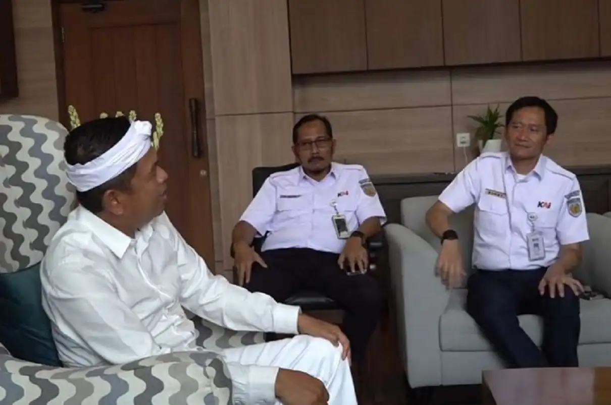 Dedi Mulyadi dan Bobby Rasyidin membahas rencana Kereta Petani dan Pedagang Jawa Barat.