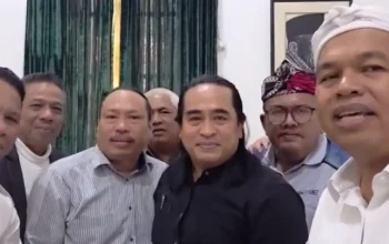 Momen penyerahan Bantuan Kontrakan Warga oleh Dedi Mulyadi di Jawa Barat.