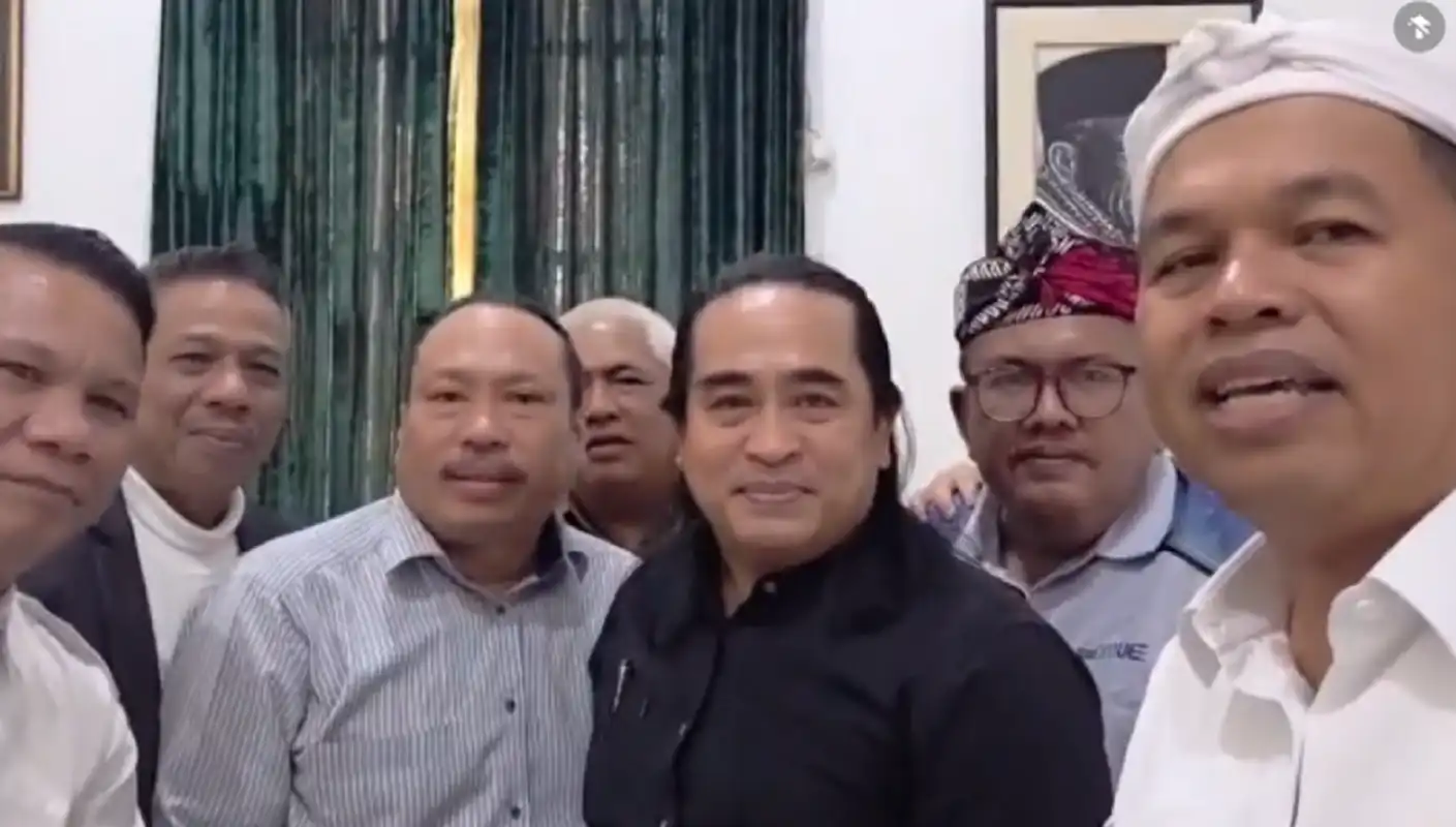 Momen penyerahan Bantuan Kontrakan Warga oleh Dedi Mulyadi di Jawa Barat.