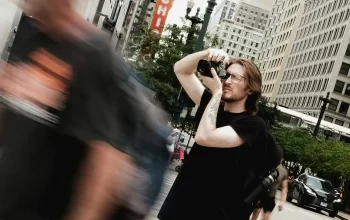 Fotografer jalanan memotret pelari di ruang publik yang melanggar UU PDP dan hak privasi.