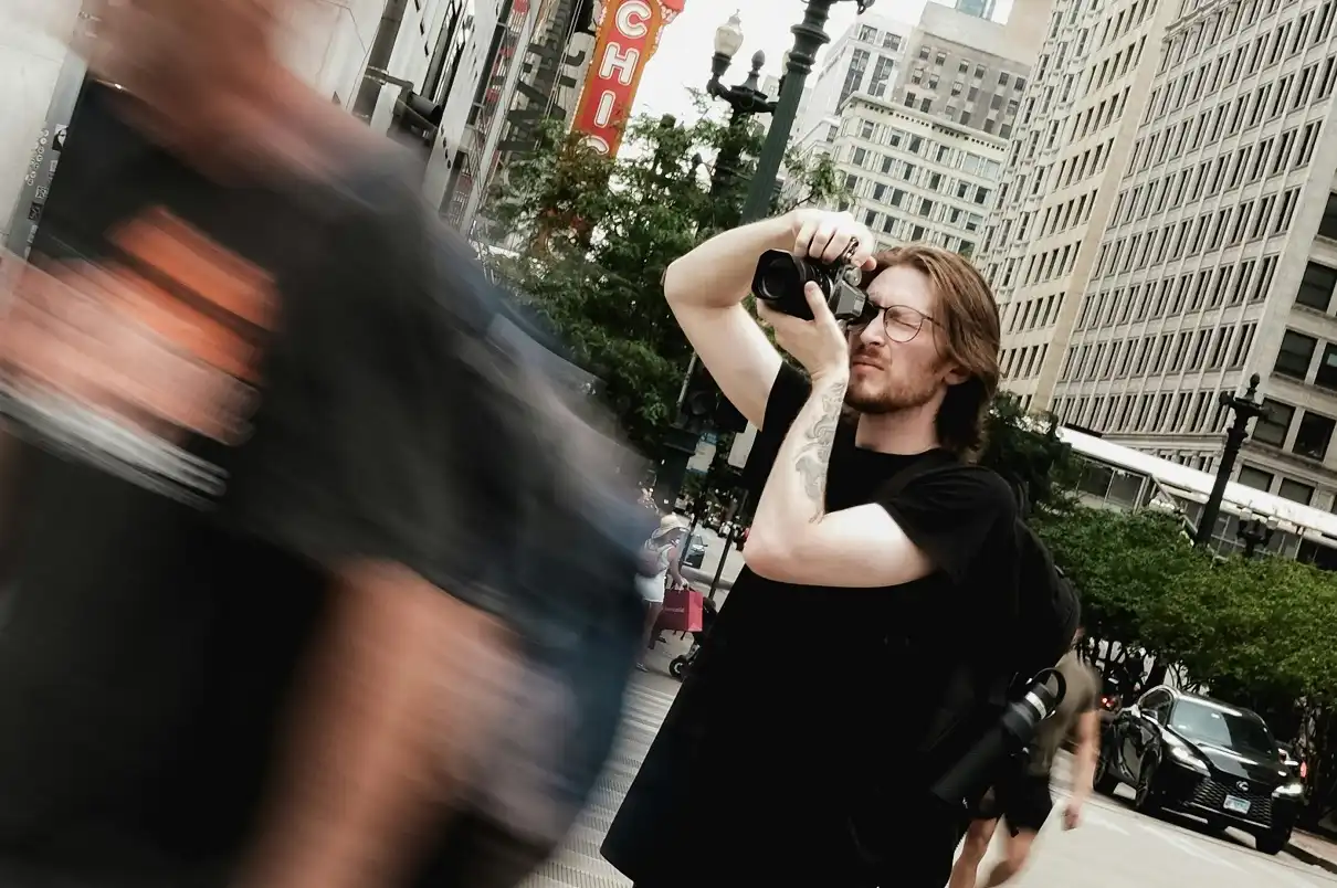 Fotografer jalanan memotret pelari di ruang publik yang melanggar UU PDP dan hak privasi.