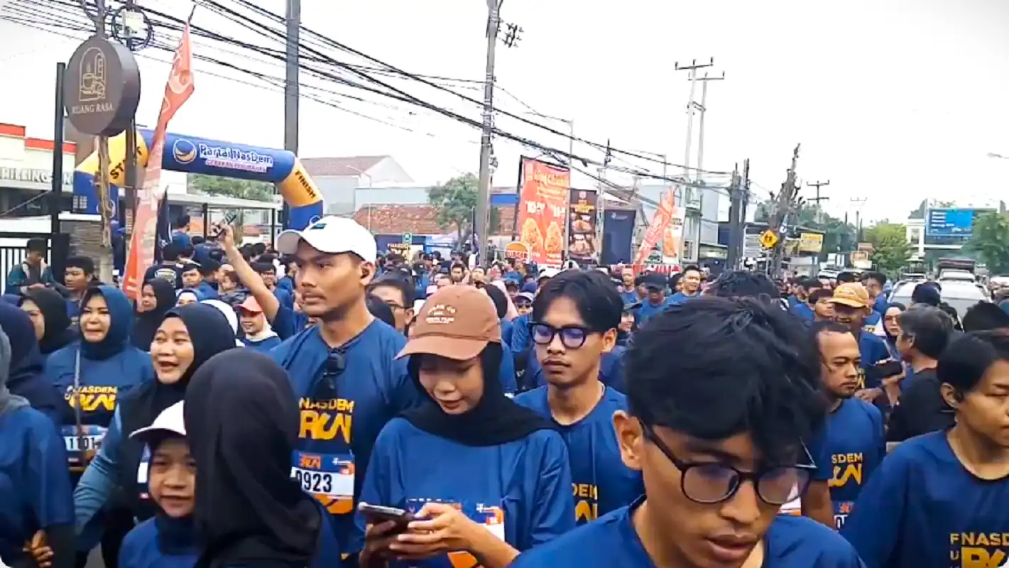 Suasana ribuan warga mengikuti Fun Run HUT ke-14 NasDem Purwakarta yang menyediakan hadiah motor listrik.