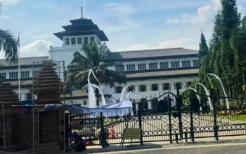 Pembangunan Gapura Candi Bentar Gedung Sate dalam proses revitalisasi