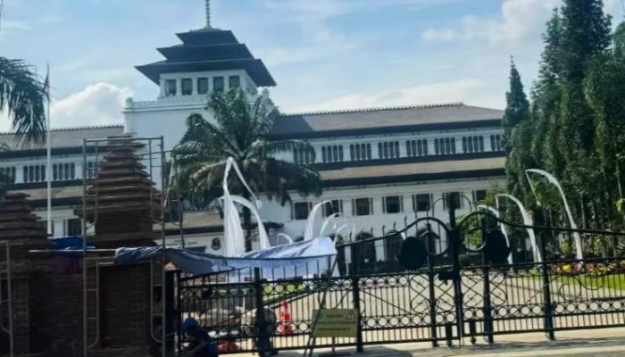 Desain Baru Gerbang Gedung Sate Tuai Pro-Kontra, Gubernur Dedi Mulyadi Angkat Suara