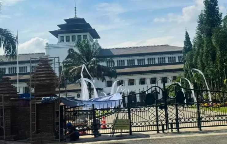 Pembangunan Gapura Candi Bentar Gedung Sate dalam proses revitalisasi