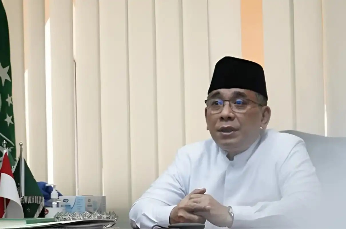 Ketua Umum PBNU Yahya Cholil Staquf menjawab pertanyaan pers mengenai isu pemakzulan dirinya di Surabaya.