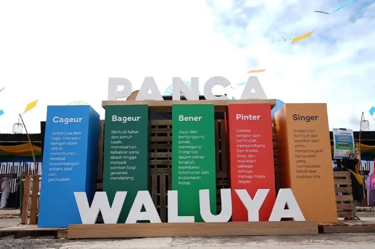 Pengunjung padati West Java Festival 2025 hari pertama di Kiara Artha Park Bandung.