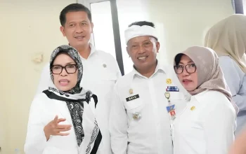 Petugas jemput bola layani warga Cibatu dalam program layanan publik Purwakarta