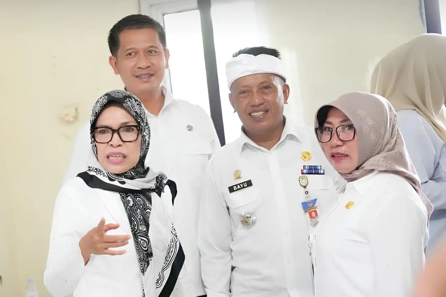 Petugas jemput bola layani warga Cibatu dalam program layanan publik Purwakarta