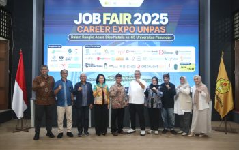 Wali Kota Muhammad Farhan meninjau stan Job Fair Bandung 2025 di Universitas Pasundan