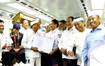 Penandatanganan MoU Kereta Wisata Jaka Lalana dan Kilat Pajajaran, antara Gubernur Jabar Dedi Mulyadi dengan Dirut PT KAI.