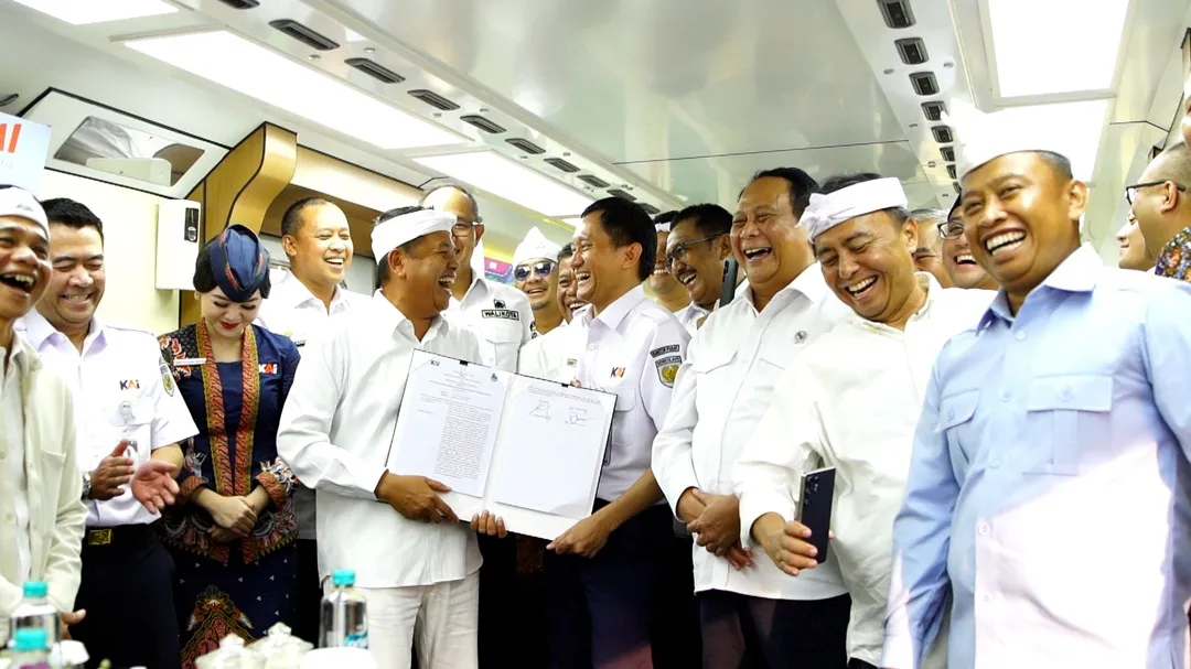 Penandatanganan MoU Kereta Wisata Jaka Lalana dan Kilat Pajajaran, antara Gubernur Jabar Dedi Mulyadi dengan Dirut PT KAI.