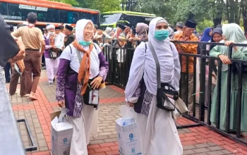 Jemaah haji Purwakarta tiba di embarkasi Jawa Barat tahun 2025.