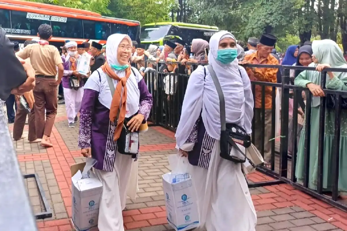 Jemaah haji Purwakarta tiba di embarkasi Jawa Barat tahun 2025.