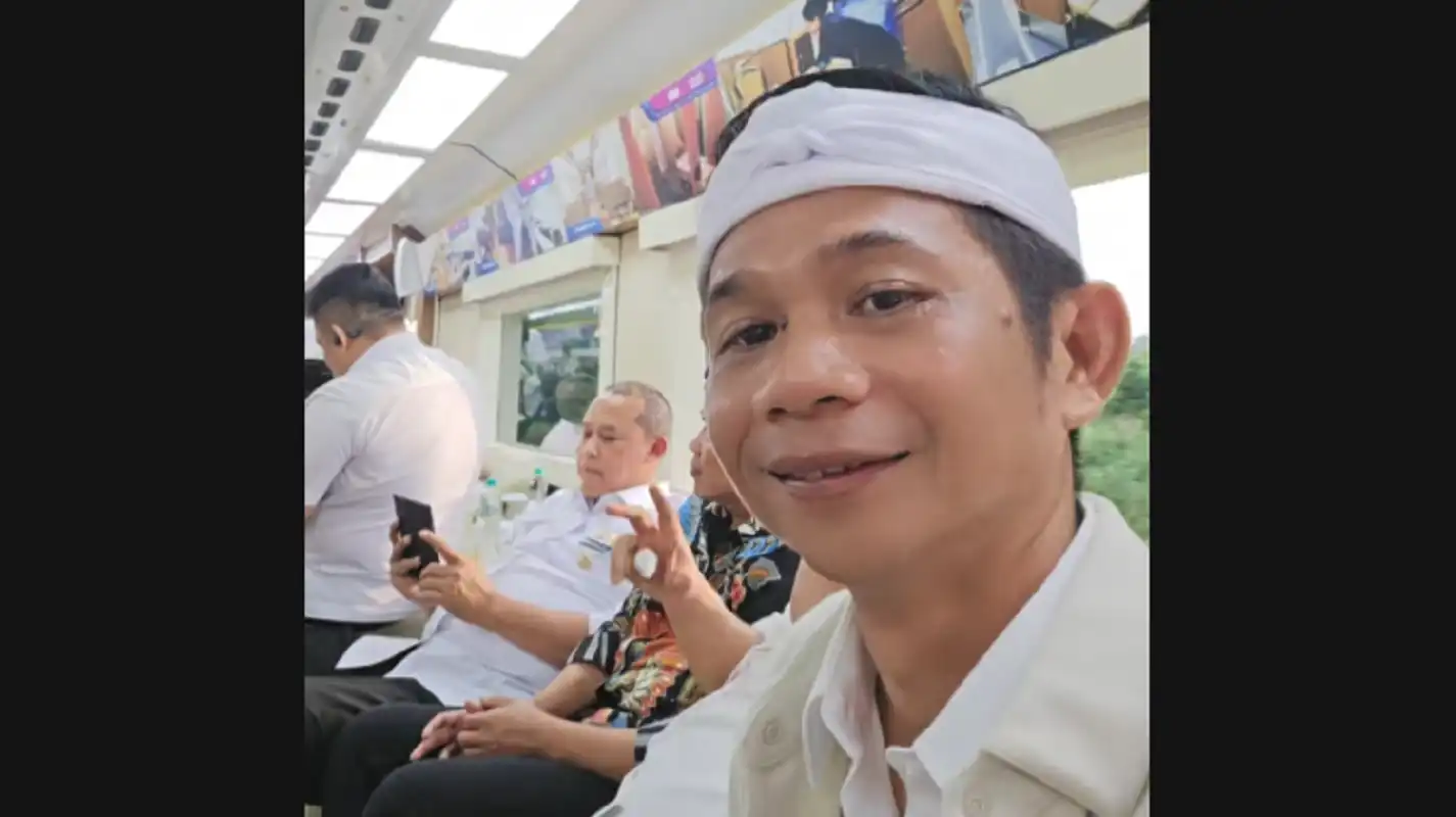 Bupati Purwakarta Om Zein rapat di kereta api membahas izin lahan PT KAI untuk jalan tembus Kemuning.