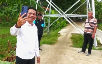 Tiang SUTET di tengah jalan desa Purwakarta yang ditemukan Bupati Om Zein