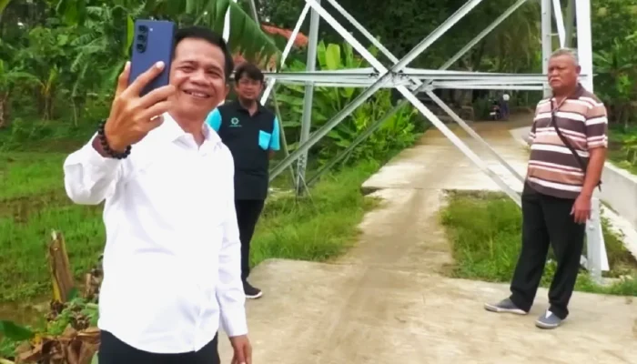 Om Zein Temukan ‘Keajaiban Dunia’ di Purwakarta, Ada SUTET di Tengah Jalan