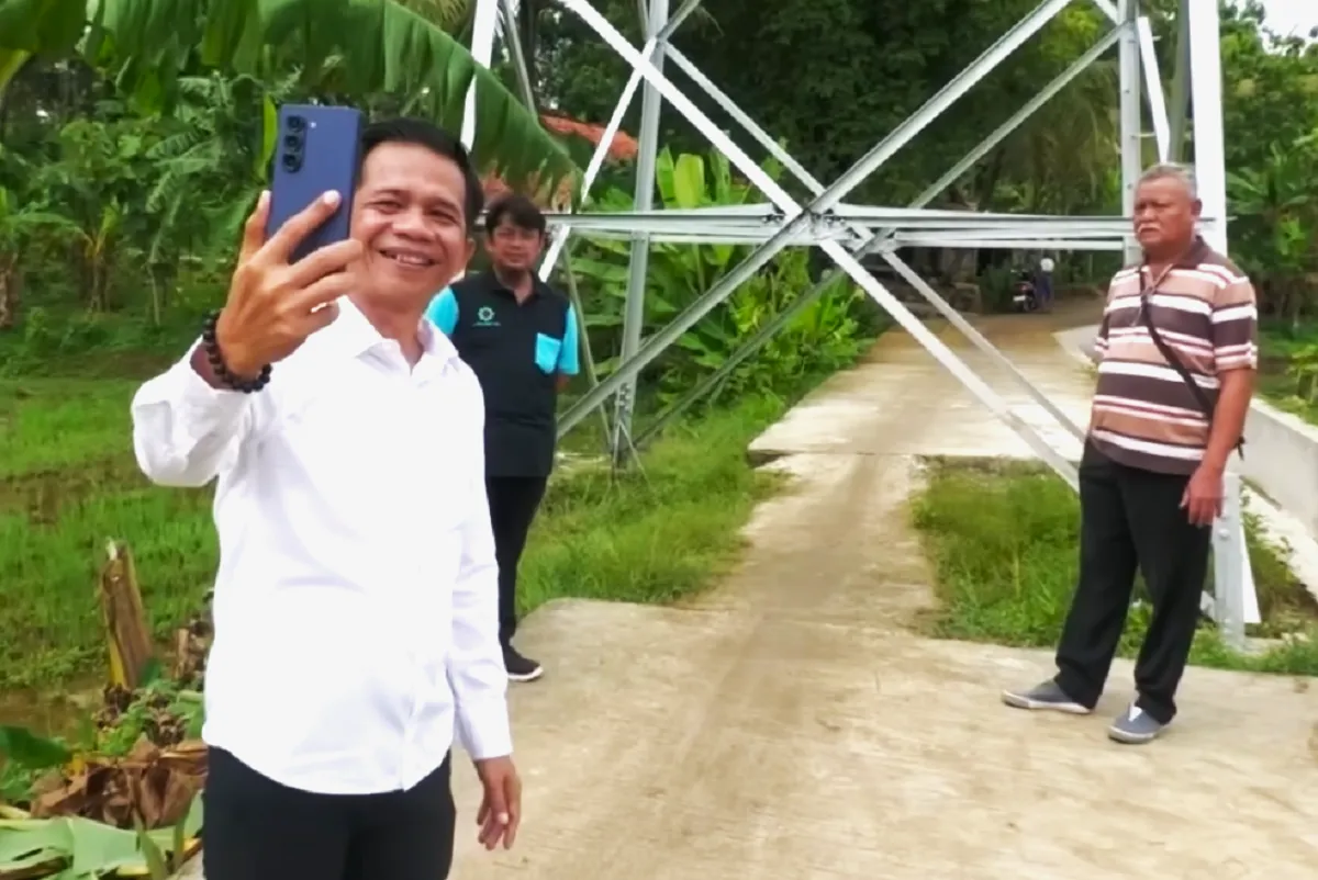 Tiang SUTET di tengah jalan desa Purwakarta yang ditemukan Bupati Om Zein