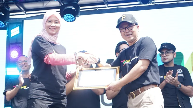 Pemprov Jabar raih Sertifikat Karisma Event Nusantara dari Kemenpar RI di West Java Festival 2025
