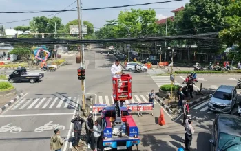Petugas menertibkan kabel udara di Jalan Buahbatu, Bandung.