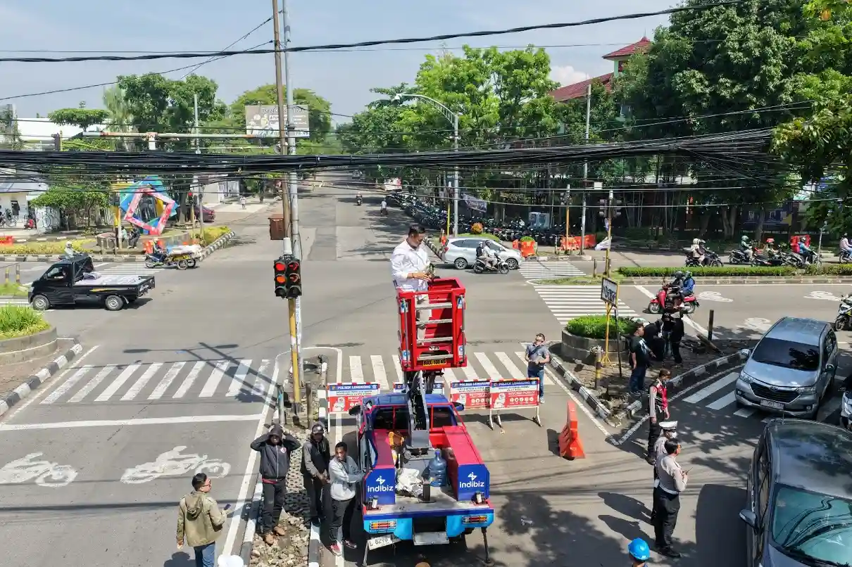 Petugas menertibkan kabel udara di Jalan Buahbatu, Bandung.