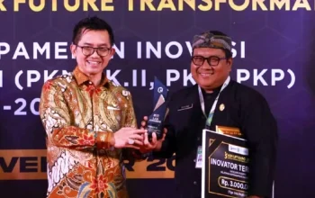 Penyerahan penghargaan Inovasi BAYARIN Pemkab Purwakarta di ASN LIFT Expo 2025 Surabaya.