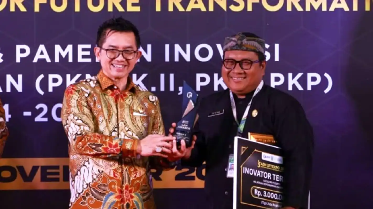 Penyerahan penghargaan Inovasi BAYARIN Pemkab Purwakarta di ASN LIFT Expo 2025 Surabaya.