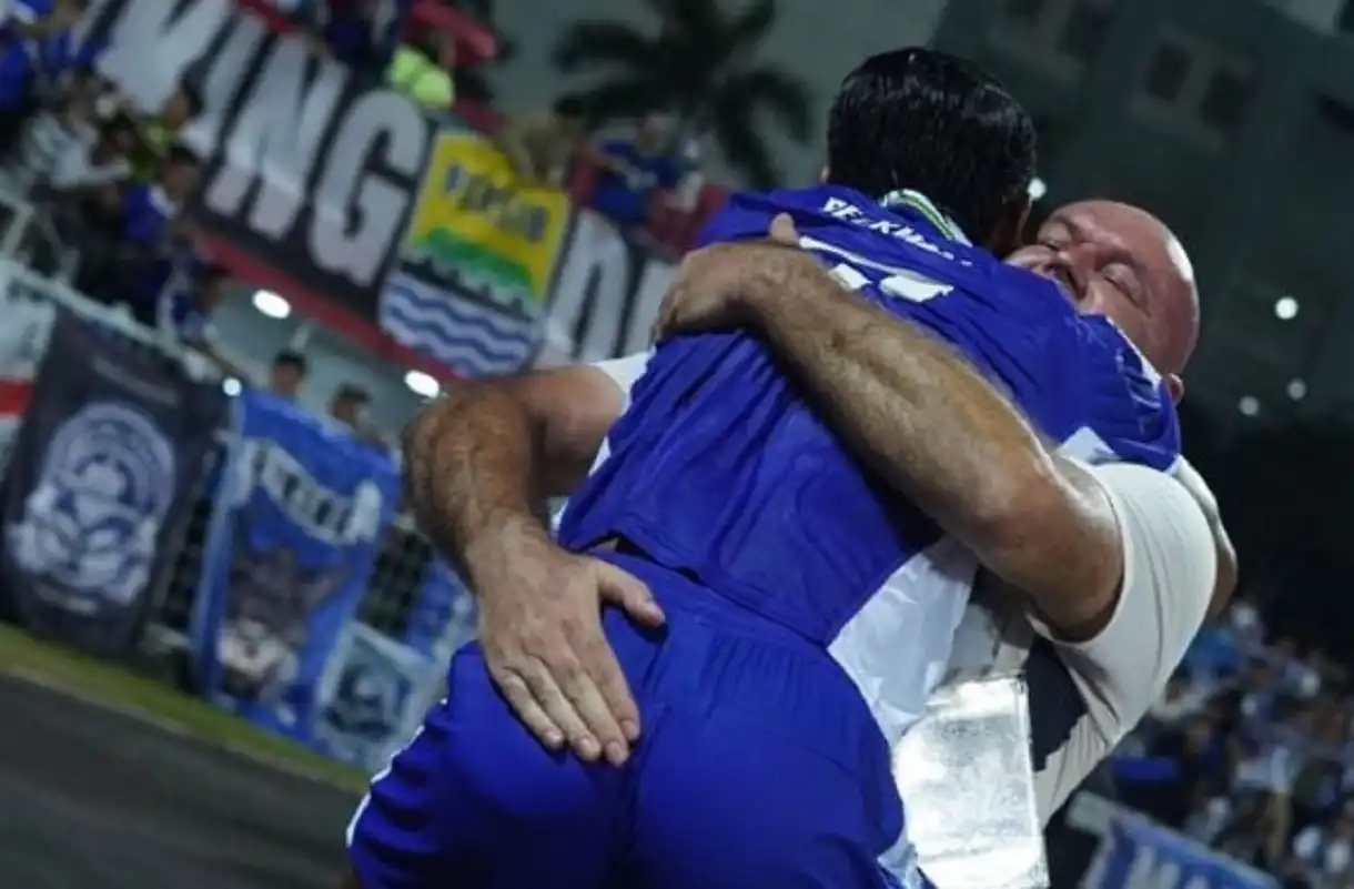 Bojan Hodak dan pemain PERSIB rayakan kemenangan atas Selangor FC di AFC Champions League Two