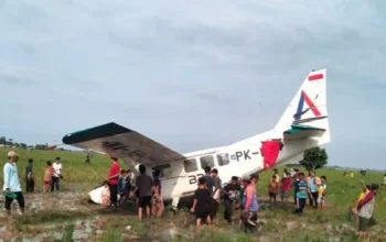 Petugas memeriksa area pesawat jatuh di Karawang.