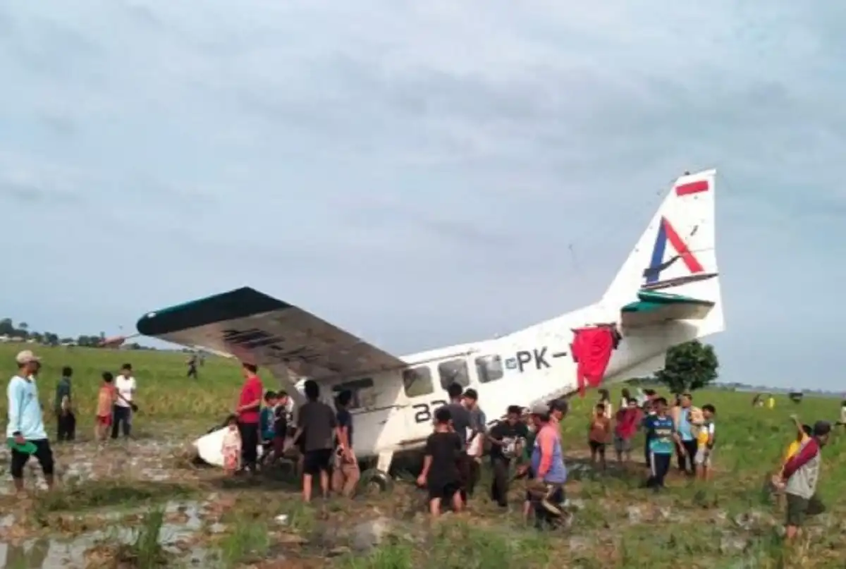 Petugas memeriksa area pesawat jatuh di Karawang.
